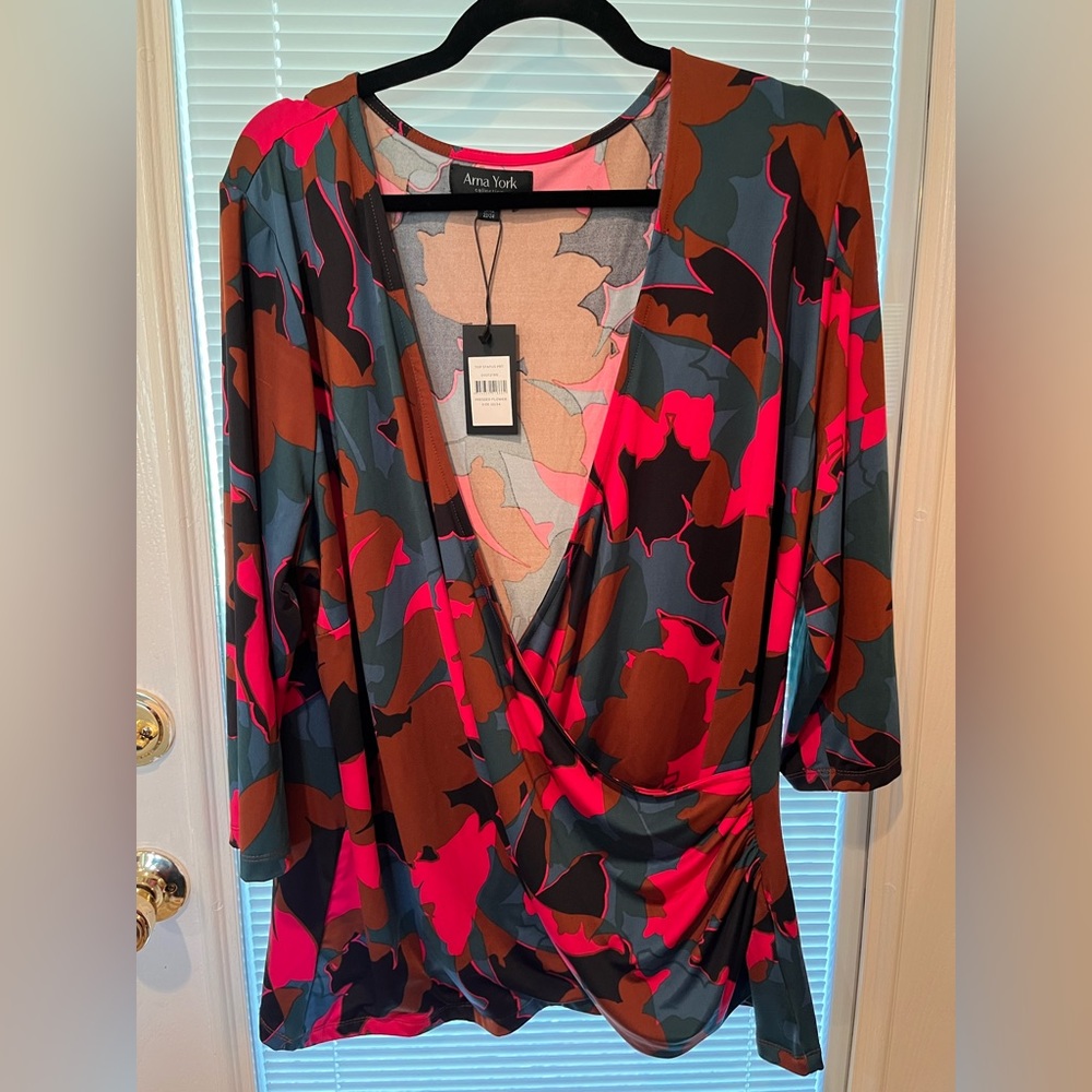 NWT Arna York Collection Size 22/24 Top